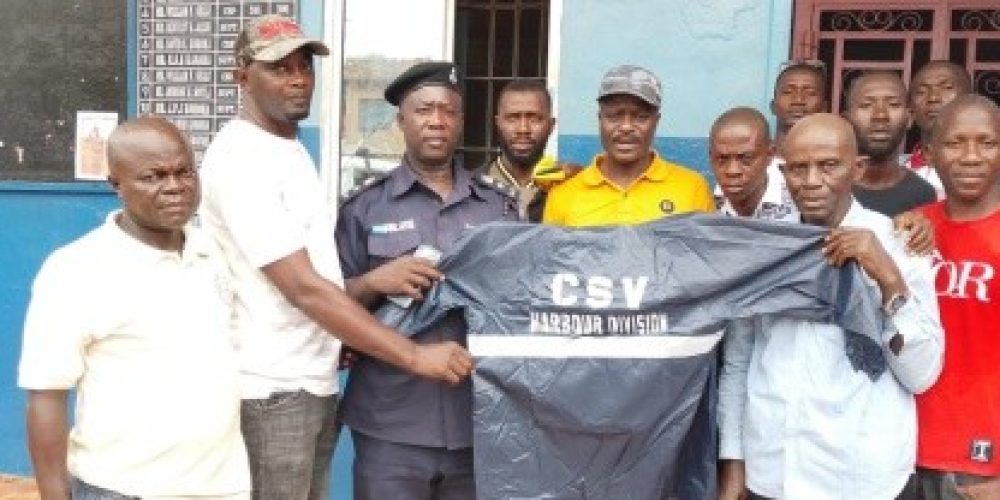 LUC of Harbour Police Division Supports CSV Members with Raincoats and Food