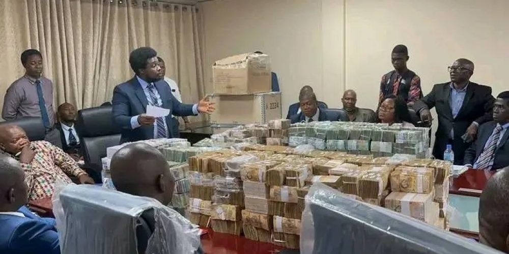 Francis Ben Kelfala Esq, the ACC Commissioner displaying part of the recovered money