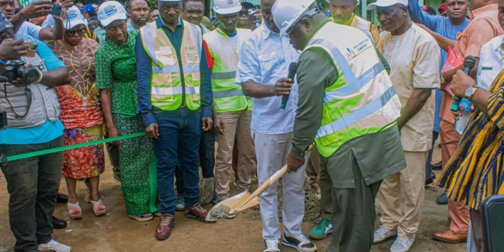 President Bio turns sod for the extension of Bo School