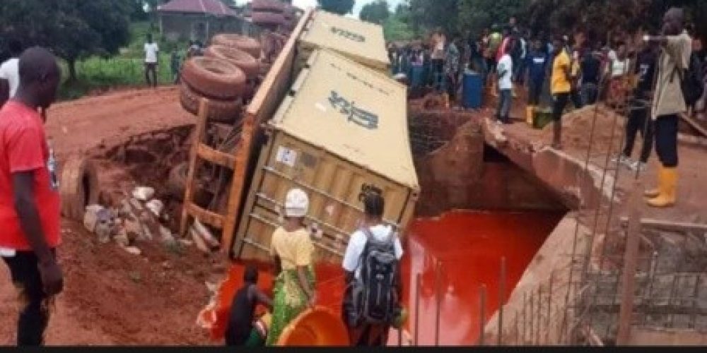 Tanker Spill at Moyawa Bridge Sparks Economic Concerns in Daru